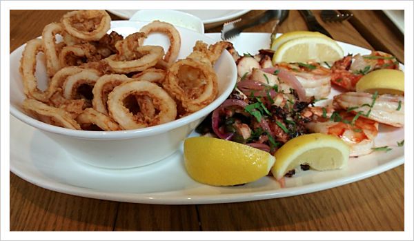 Crevettes grillées, calmars frits et pieuvre.